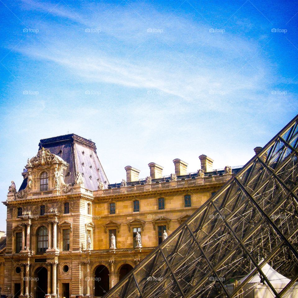 El conocido Museo de Louvre en Paris junto con la pirámide de cristal de entrada nos invita a pasar el día disfrutando del impresionantes obras de arte que contiene en su interior . El glamour parisino nos invita a sumergir en el .