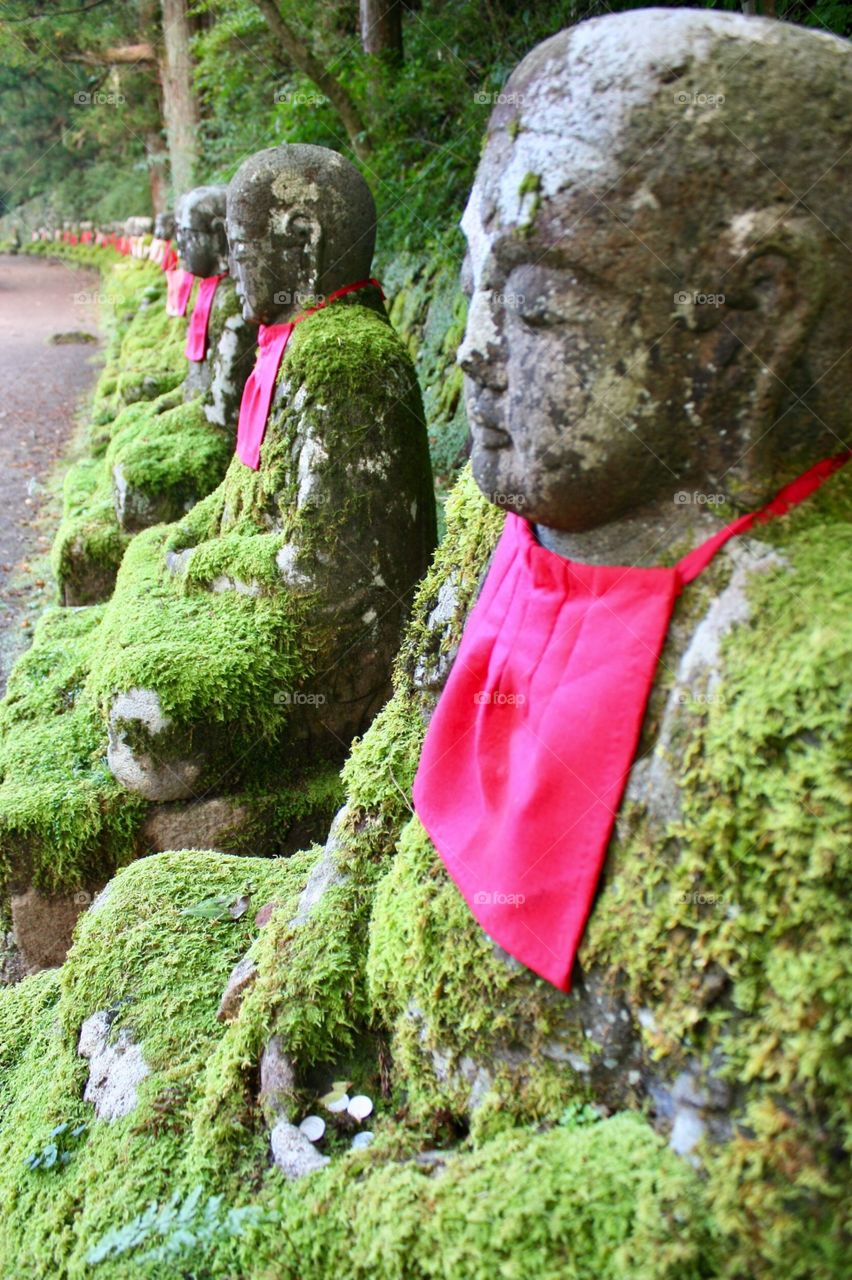 Little monk statues dressing & mos