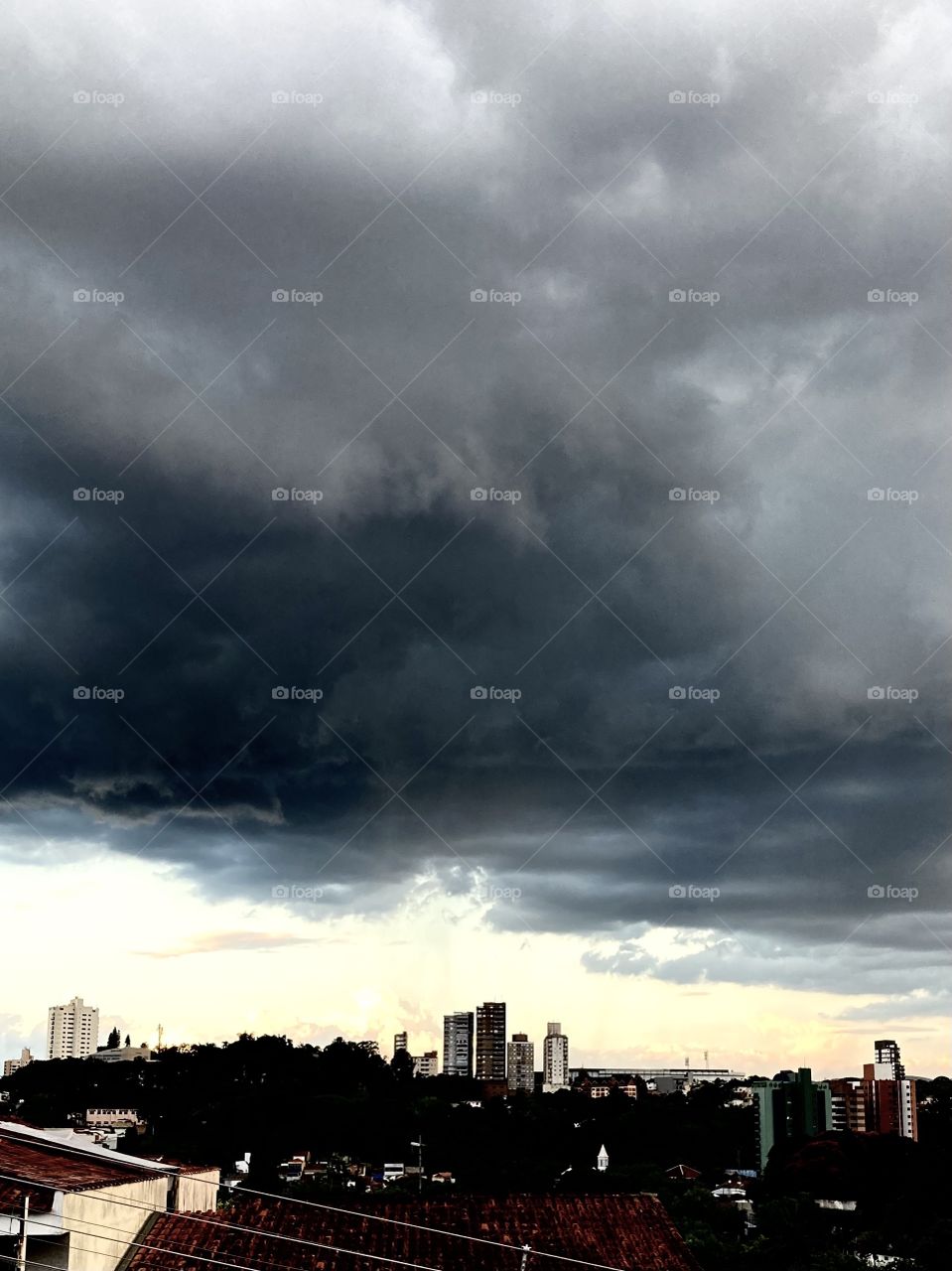 RAIN - A chuva vem chegando… que venha mansa, sem raios e nem trovões!
Aliás: como não dá para sair de casa e pelo adiantado da hora, o jeito é ficar curtindo ela da janela.