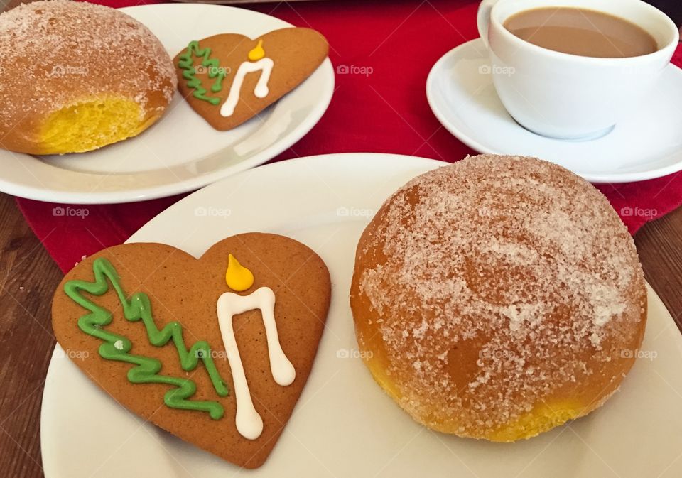 Gingerbread cookie, buns and tea