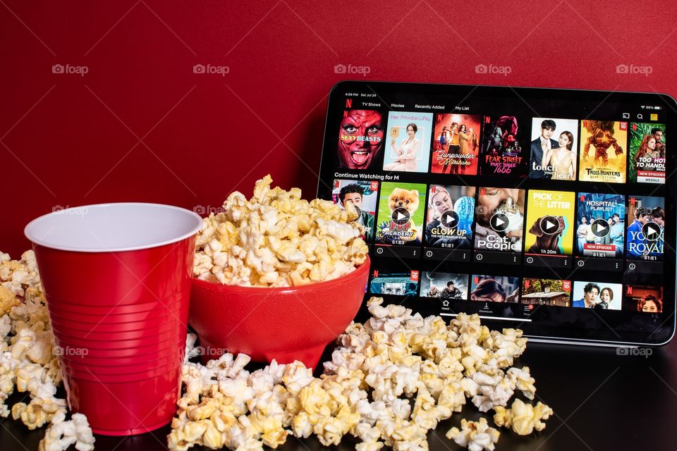 What’s best snack for a movie night? POPCORN! what a perfect combination to enjoy your favorite netflix shows! Let’s all have a great night!