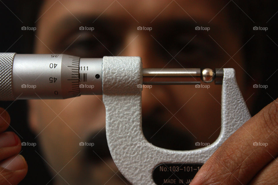 measuring the bearing diameter with screw gauge