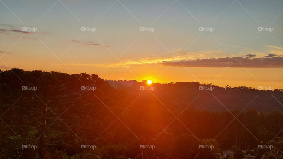 Da minha veja aprecio essa beleza do nascer do sol que colore todo o céu.  Privilégio!