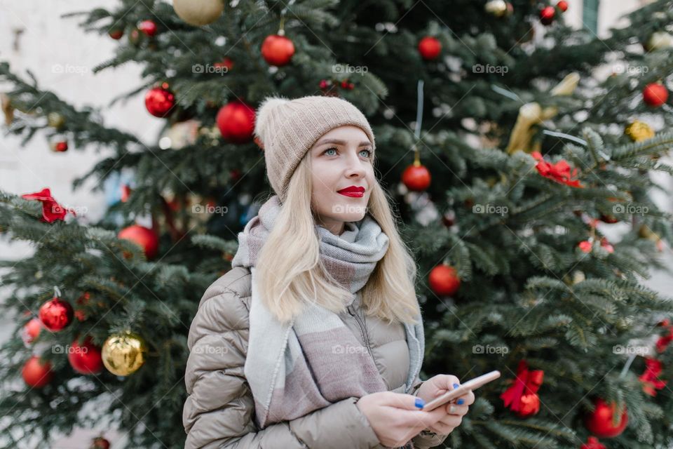 I would like describe this image beautiful and happiness smiling girl