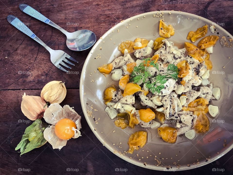 Steamed chicken breast with cape gooseberry