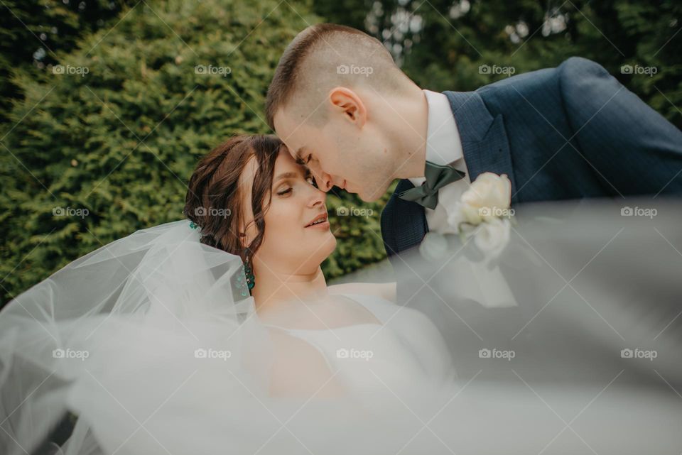 The moment of love of the bride and groom