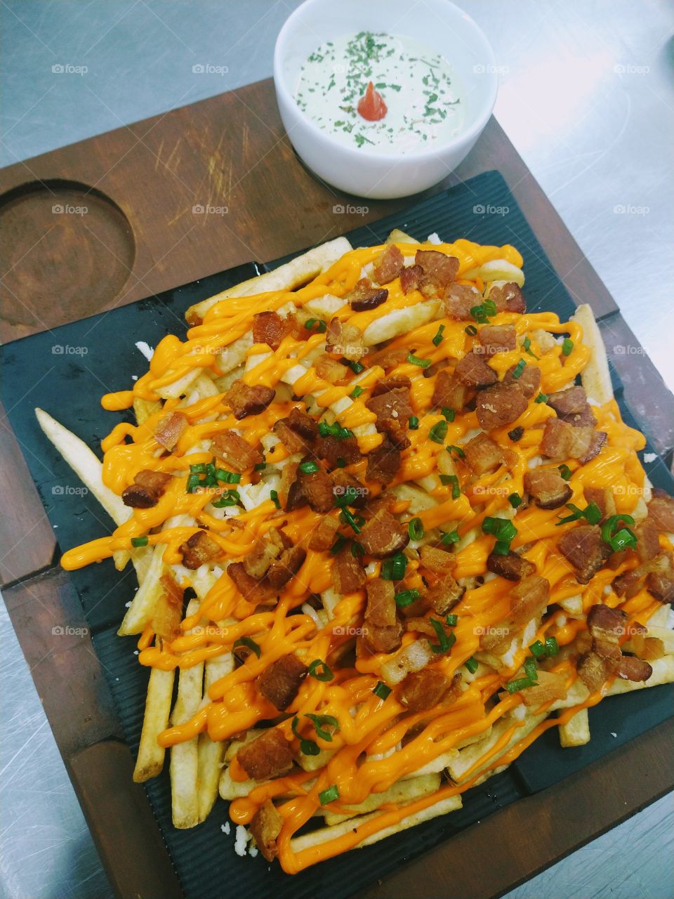 Porção de batata com bacon e cheddar