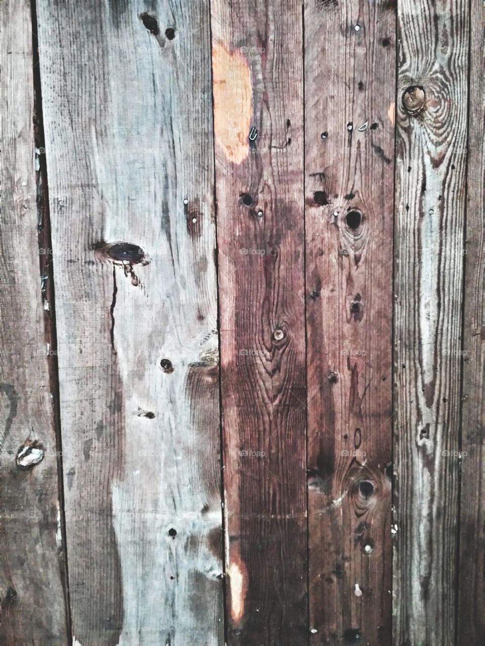 Tábuas de madeira. Com suas marcas contam sua historia e a de sua gente. As marcas da proteção, da resistência e da vida ao longo doas anos.