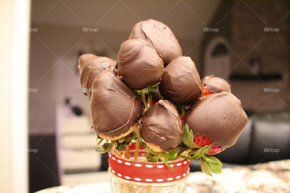 chocolate covered strawberry lollipops