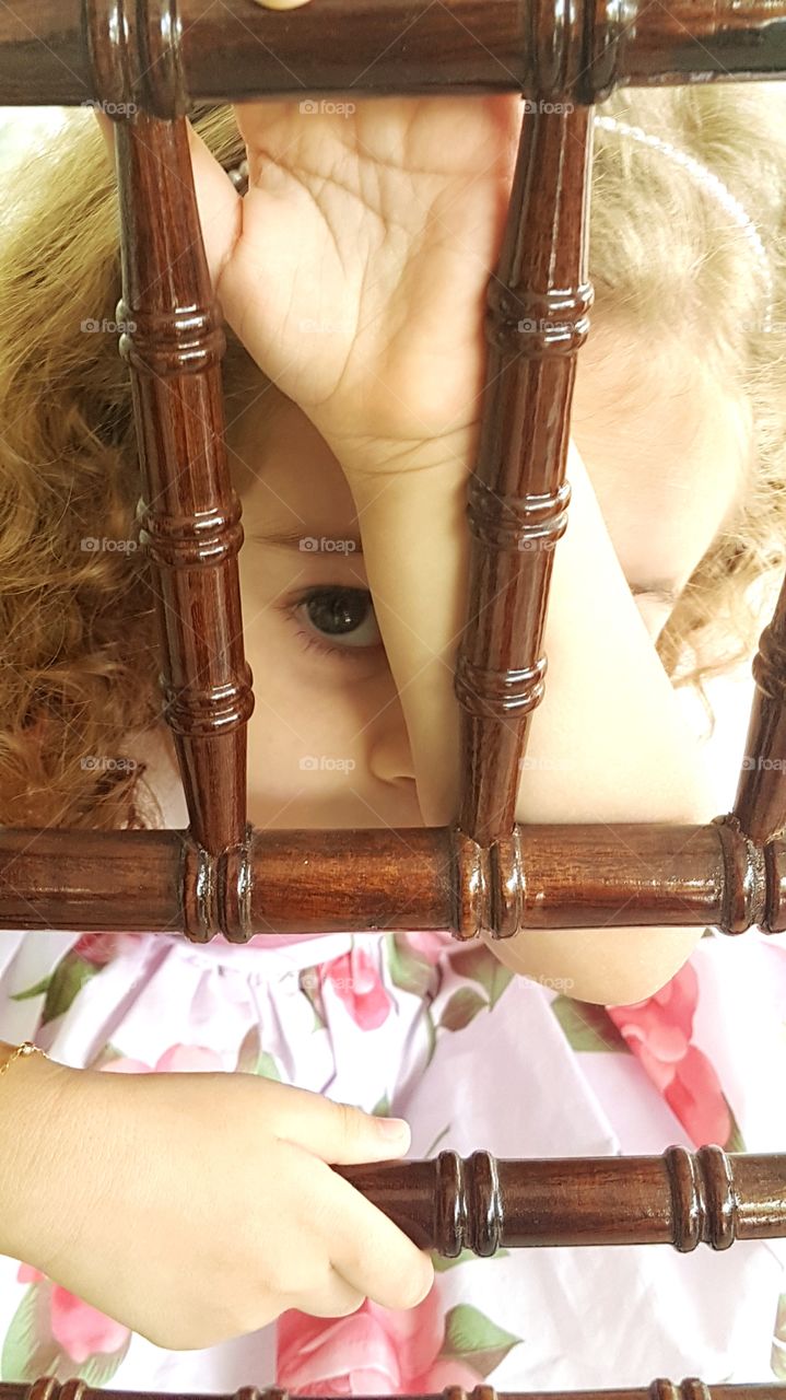 child girl hiding