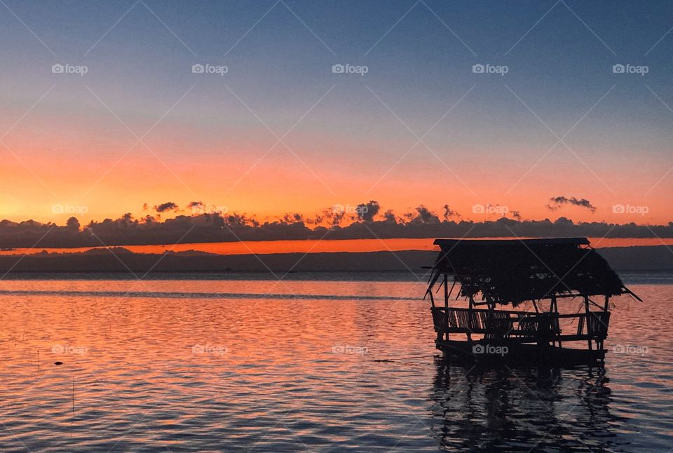 Nothing beats the surreal feeling when you chill out by the beach. Calm, peaceful, serene, you name it; it just so amazing. By the way, can you spot the heart somewhere in this photo? ๐