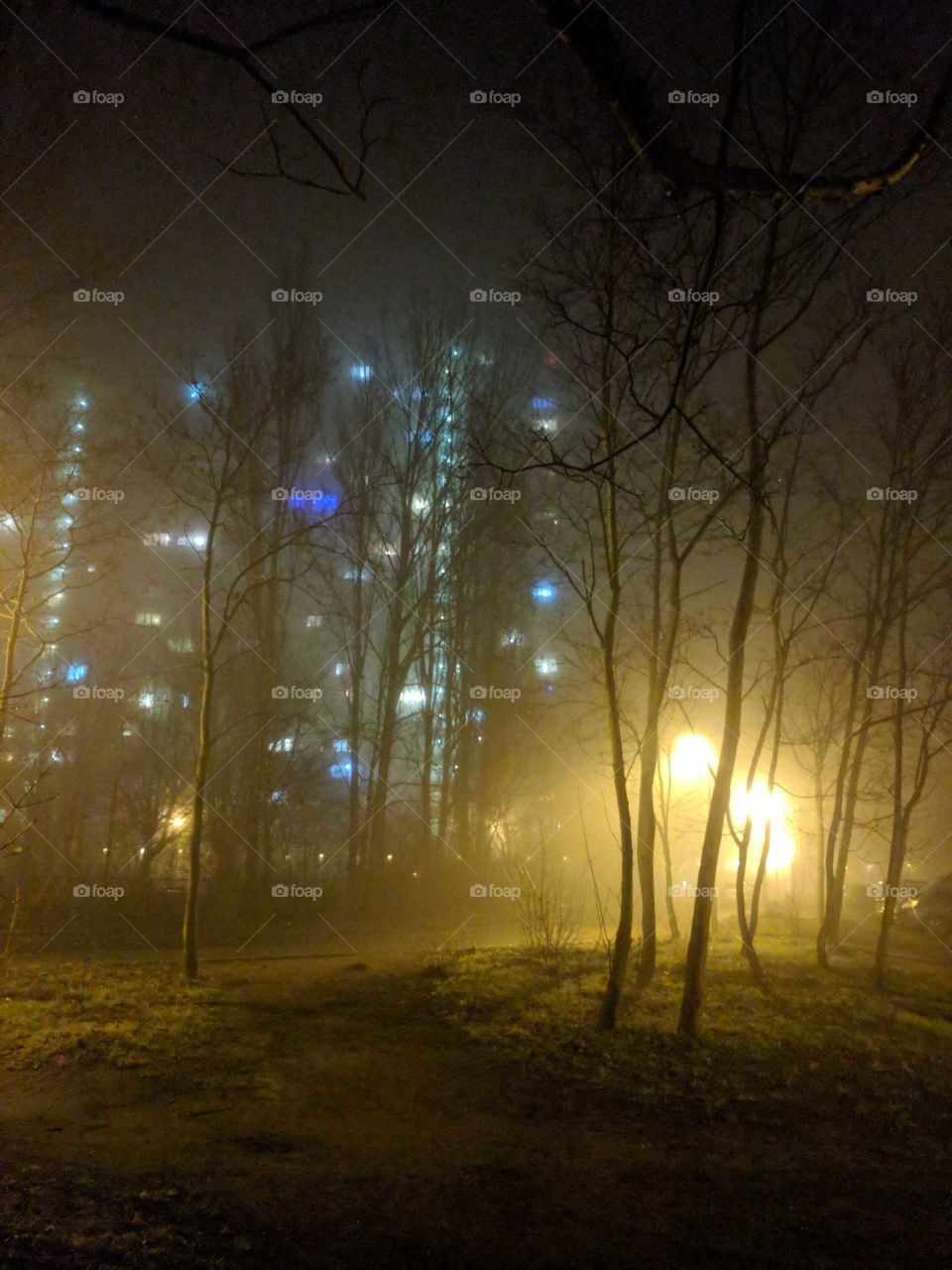 Hochhaus Nachts im Nebel