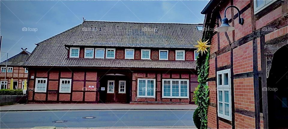 This is the outside of the old farmhouse that has become the „Heimatmuseum“, the „Homeland Museum“ and what it houses is truly quite interesting showing us today what once was two centuries past. 2022. Hypnotic Productions