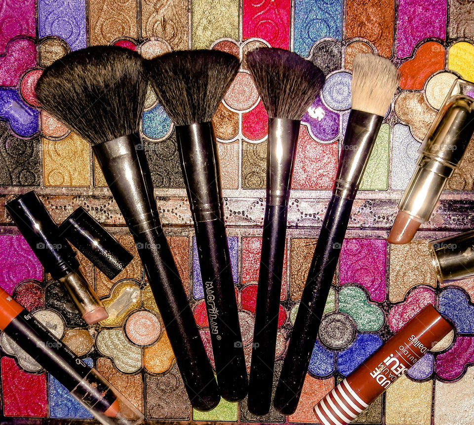 Moça bonita! Se maquia! Jasmini...