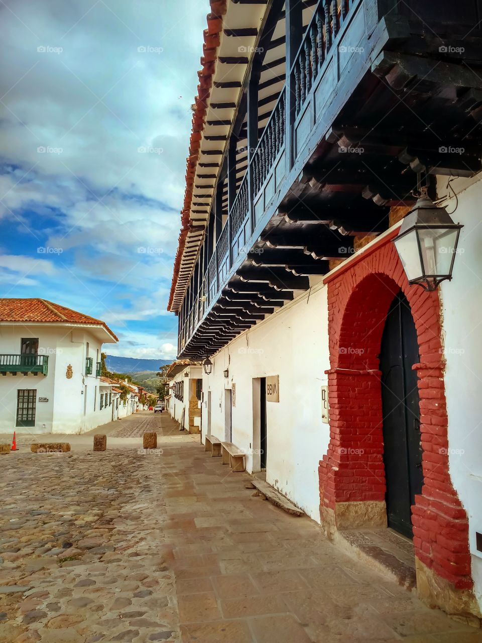 Villa de Leyva, Boyacá, Colombia - Calle con portal farol y balcón. Arquitectura colonial. Street with lantern portal and balcony. Colonial architecture. Vertical