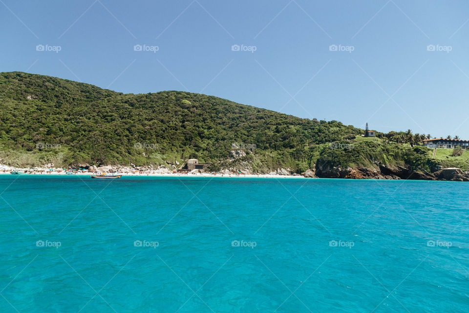 Praia com paisagem linda e fantástica no Brasil, na região do Lagos no Rio de Janeiro, em Arraial do Cabo. Uma ilha incrível de conhecer!