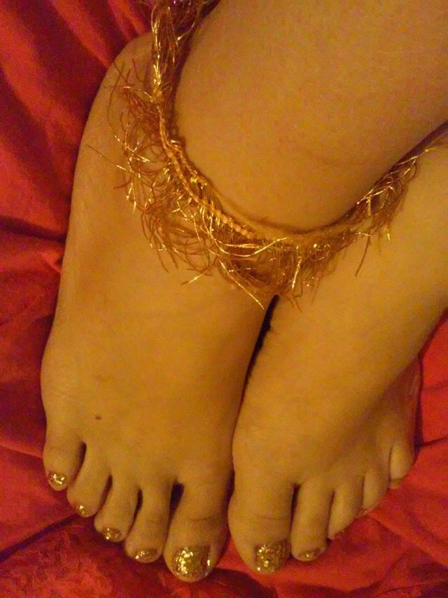 pies dorados