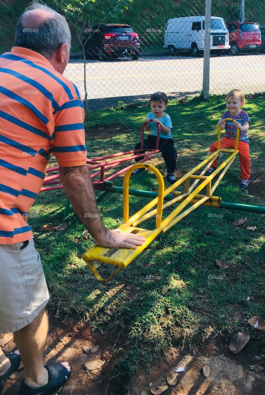 The best routine Grandpa could wish for: play with the little grandchildren! / A melhor rotina que o vovô poderia desejar: brincar com os pequenos netos!