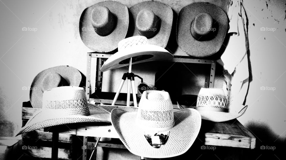 Veja que imagem bonita! Chapéus de variados modelos. Estilo para cowboys e cowgirls.