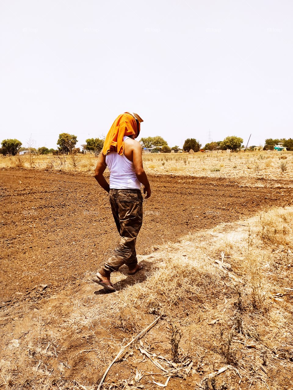 Farmer protect head from Heavy Sunlight in Summer Season