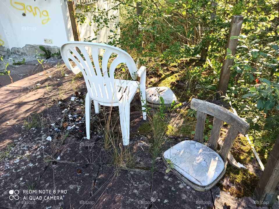 alte kaputte Stühle