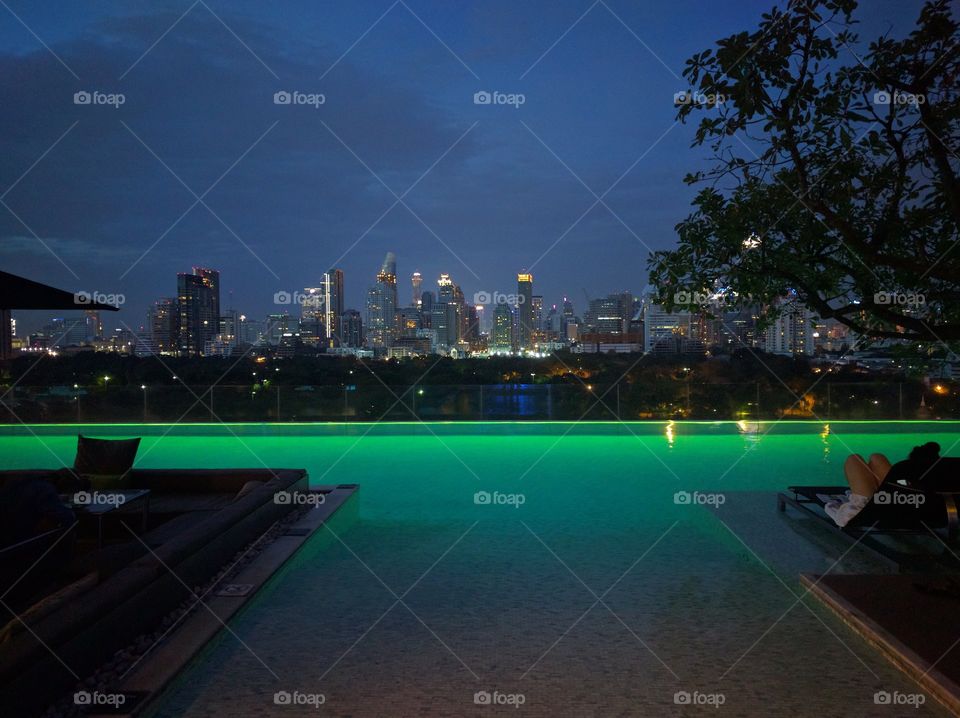 A view from a infinty pool on a roof of a hotel in bangkok