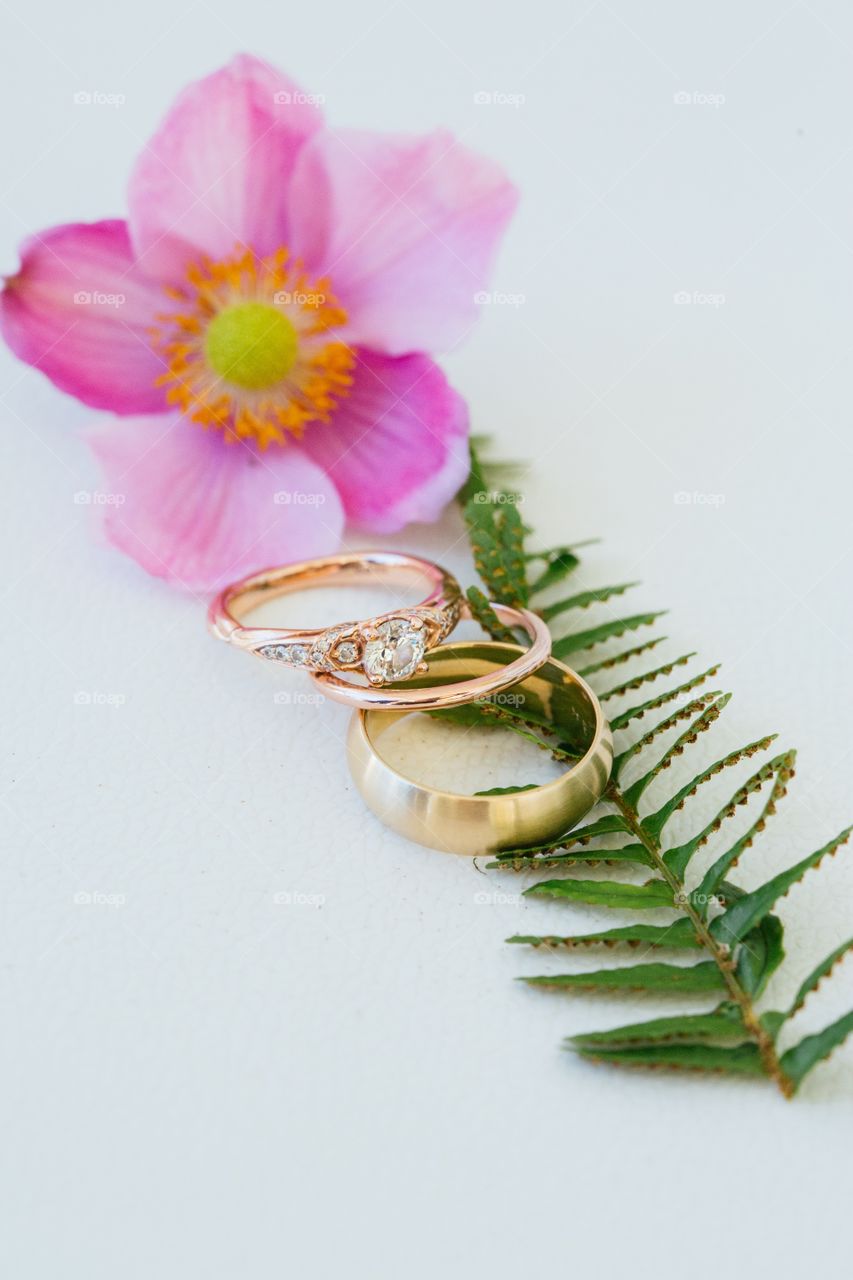 Gold wedding rings with flowers 