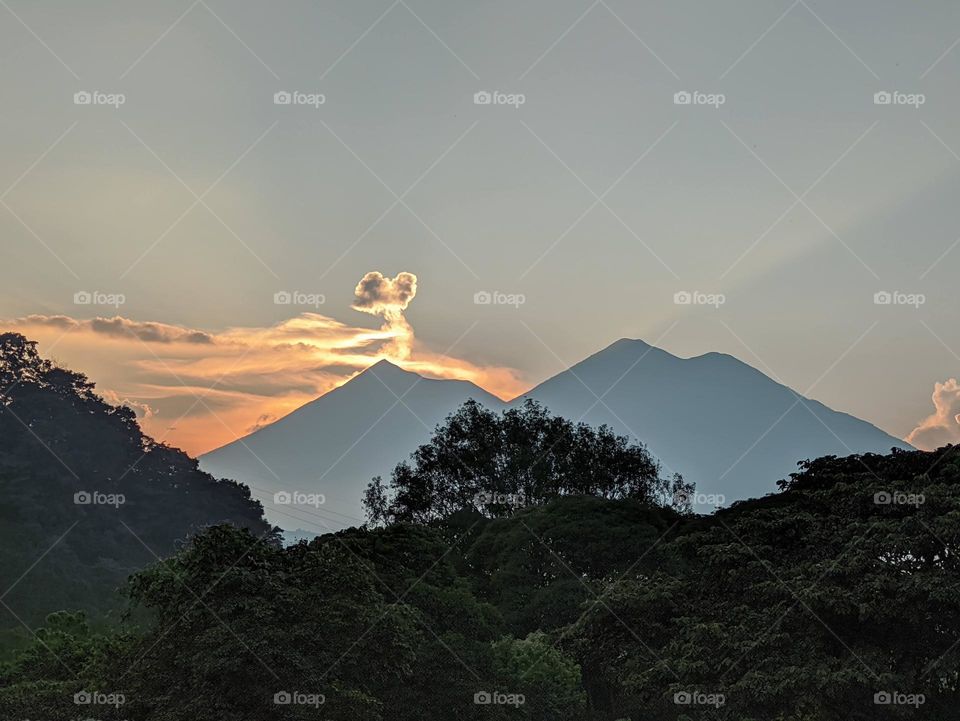 Sunset appreciating the volcano of fire and acatenango, Antigua Guatemala.