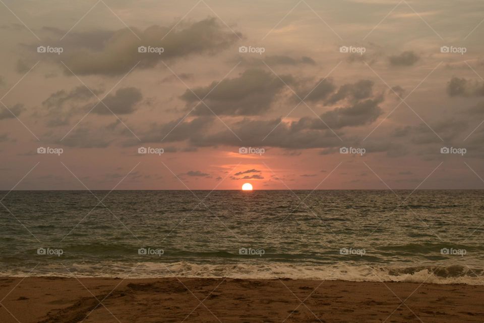 Atardecer bonito en la playa