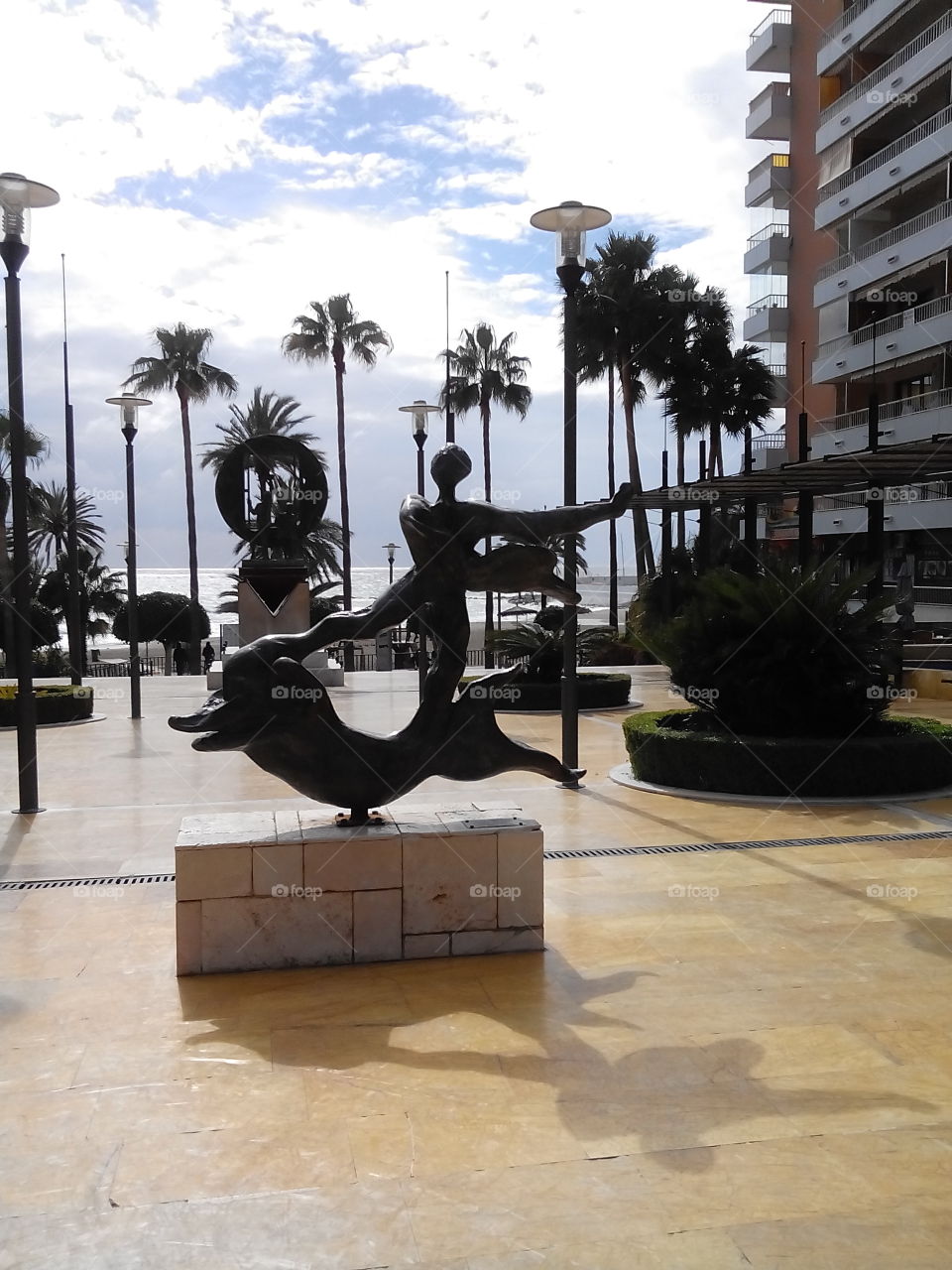 Sculptures by Salvador Dalí at promenade of Marbella,  Costa del Sol . Oryginalne rzeźby Salvadora Dalí można podziwiać na promenadzie w Marbella. 