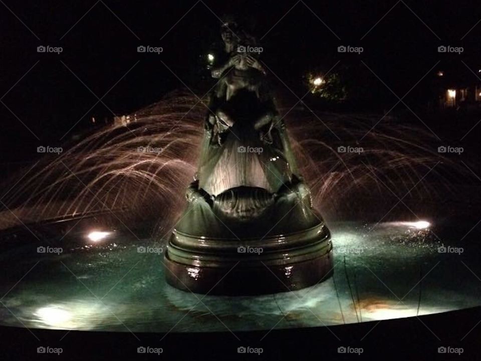 Wynken, Blynken and Nod fountain at night 
