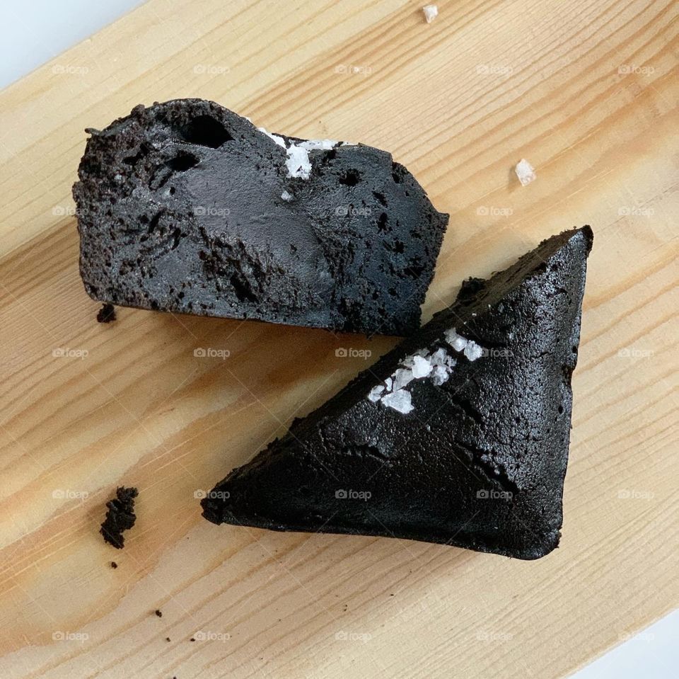 Blackout brownie in sea salt dark chocolate filling 