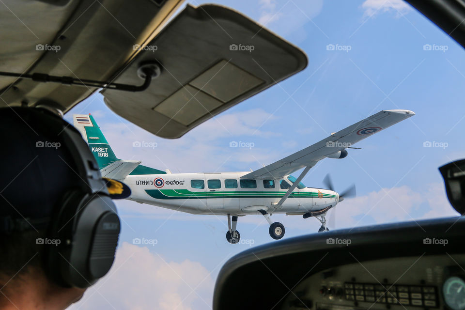 airplane cessna 208 caravan