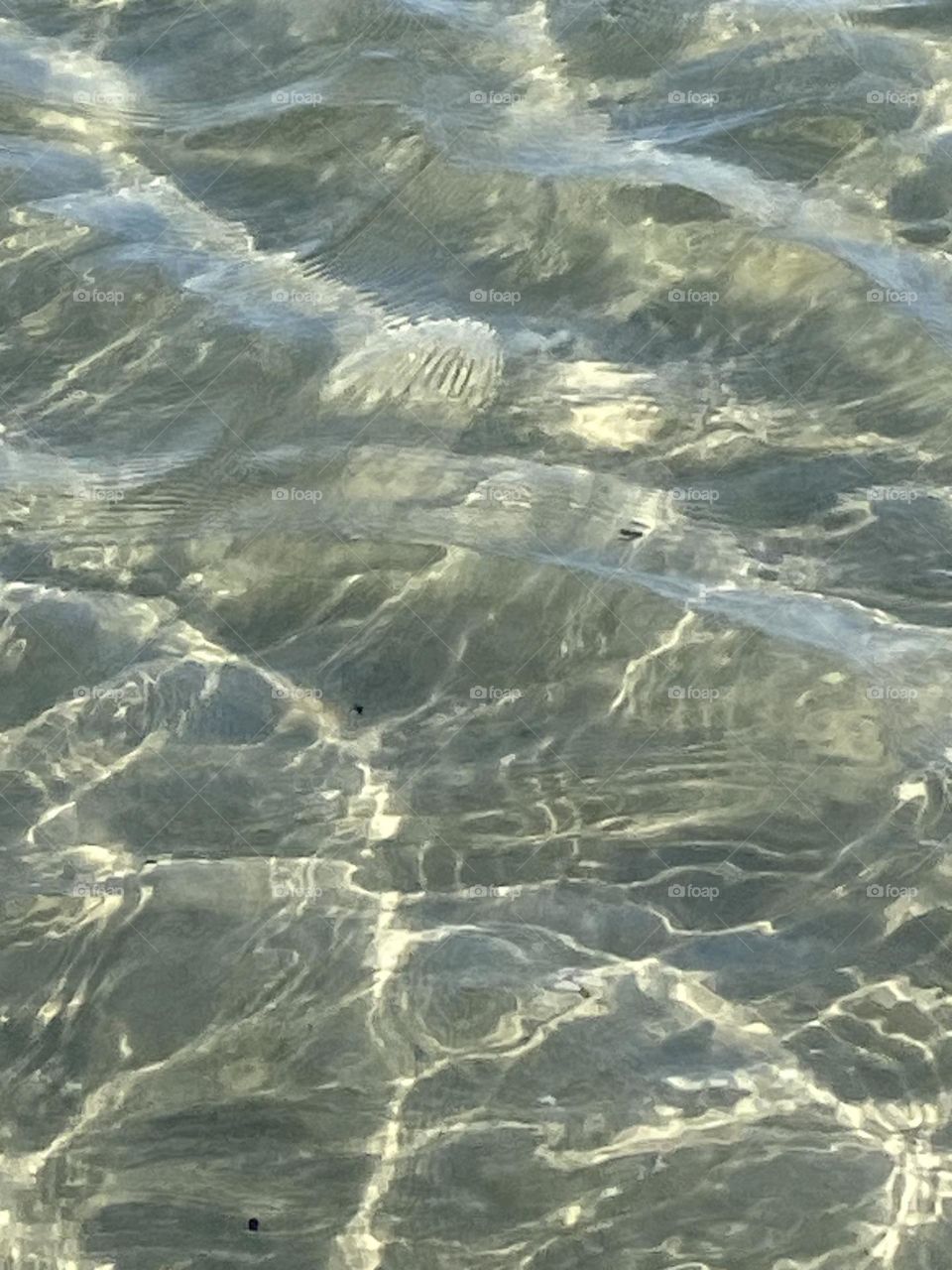 Wasser reflektiert die Sonne. Großaufnahme