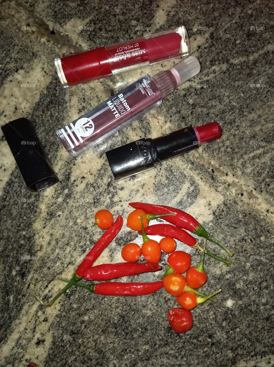 Batom e pimentas vermelho.