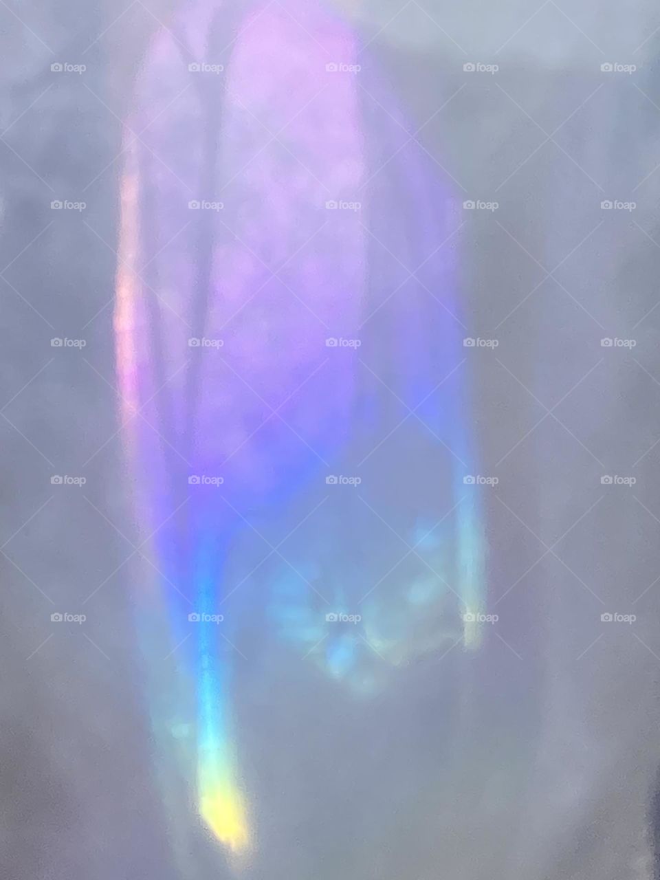 Cristais com reflexo colorido. Centro colorido e laterais escuras com coloração cinza. Formas abstratas.