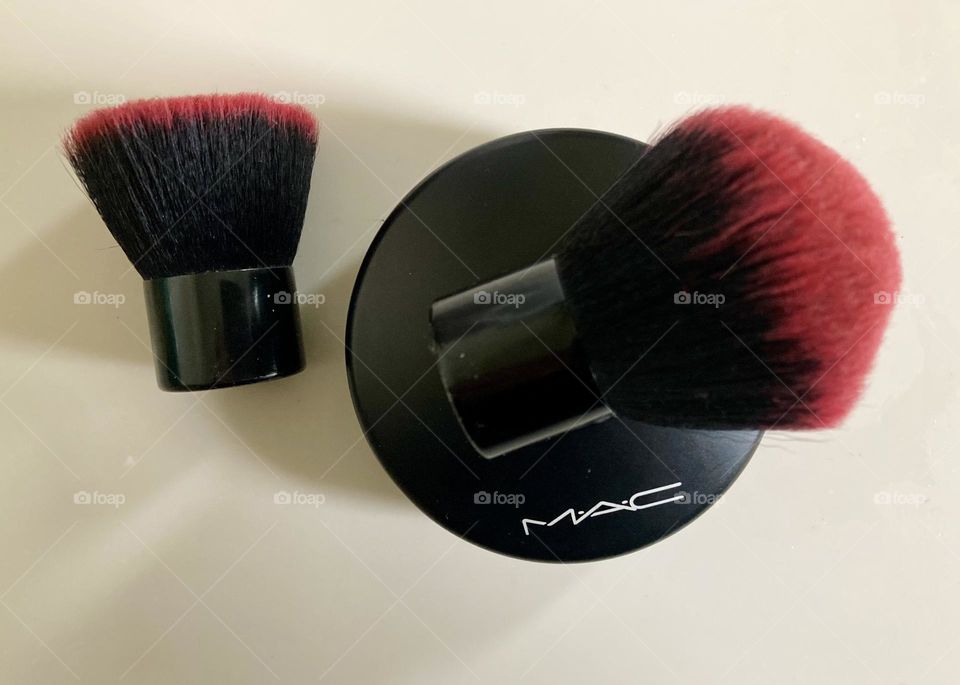 Cosmetic compact and brushes
