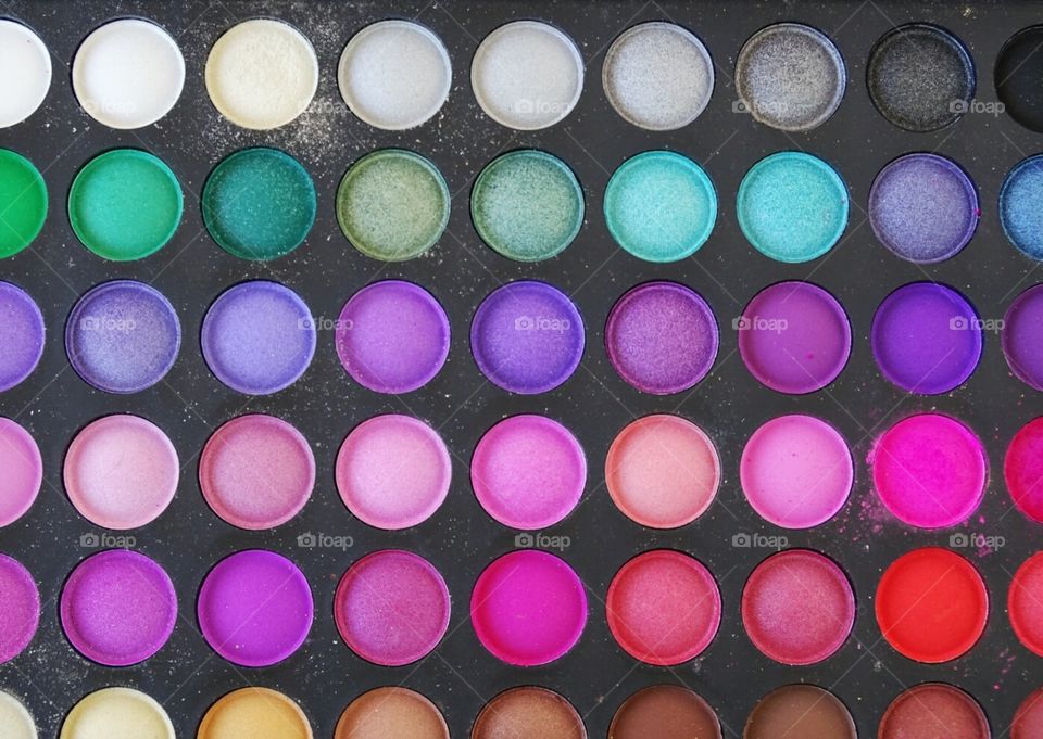 Multicolored eye makeup palette