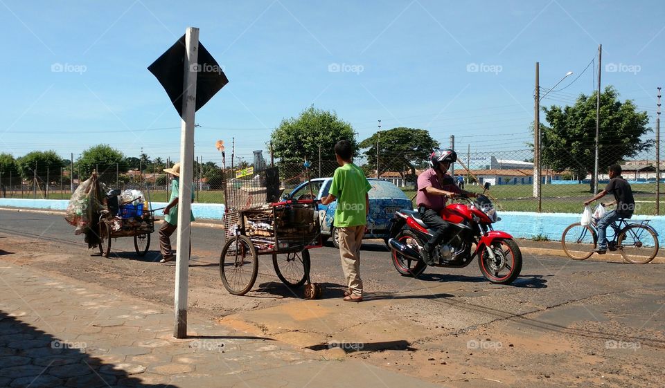 Contraste de sociedade em rua da cidade.