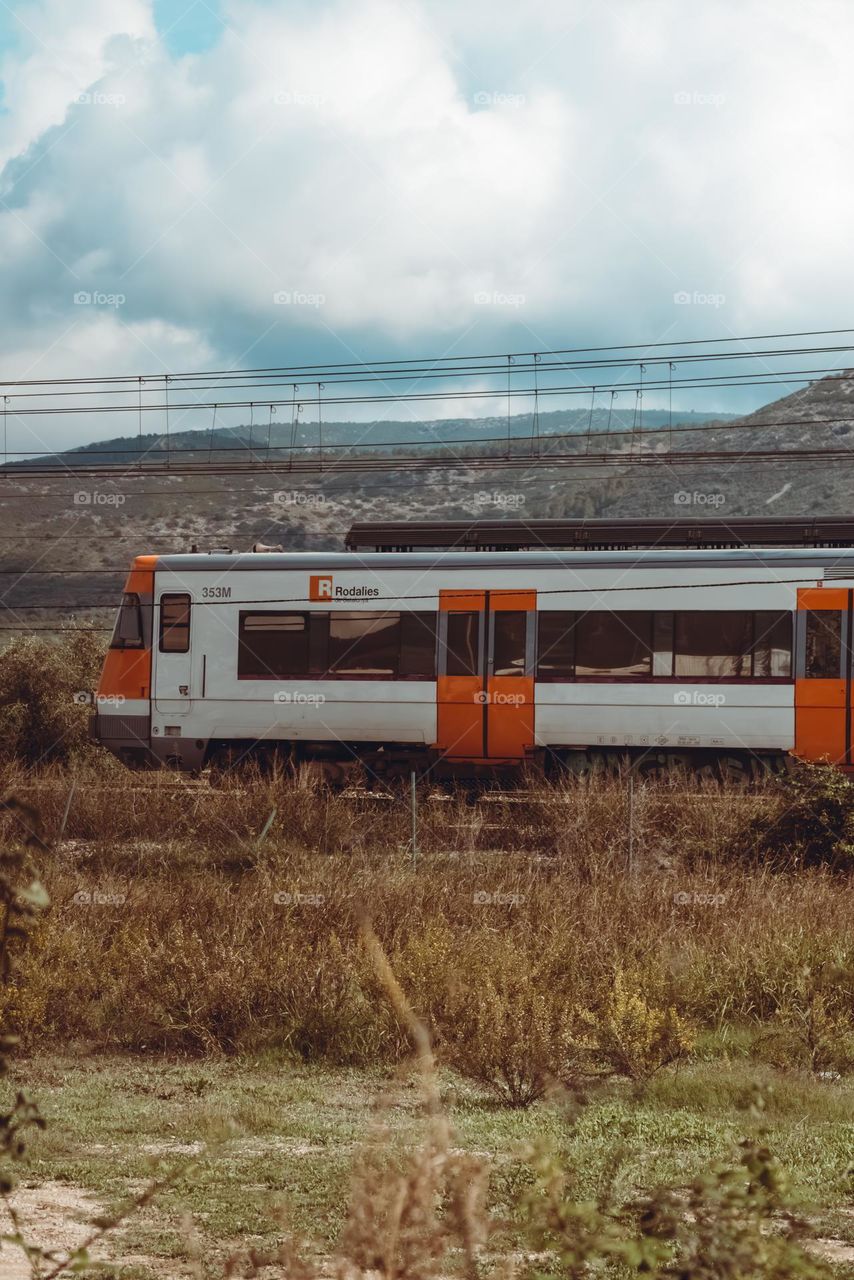 пассажирский поезд на осеннем фоне