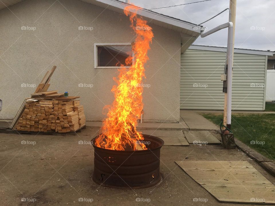 Warning, don’t do this at home kids, the tallest, open flame in this metal washer tub firepit, extinguishers on hand, 2 car garage behind, white metal post to the right has water tap, big wood pile and plywood around, very scary and dangerous