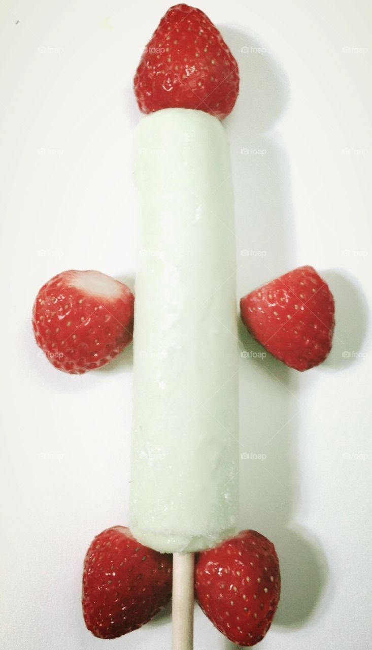 Strawberry with melon ice cream 