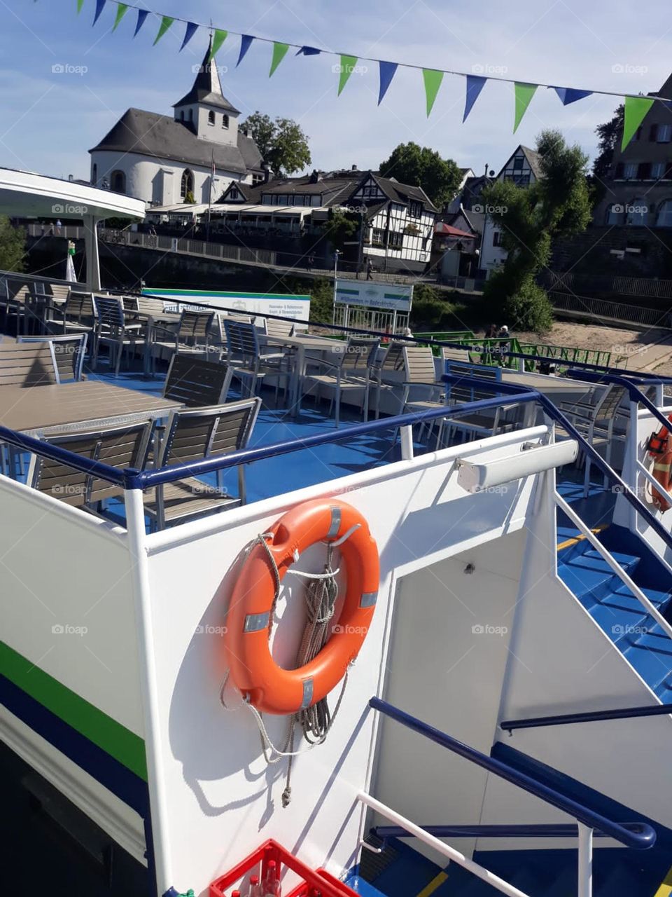 The gold in the ship is very beautiful