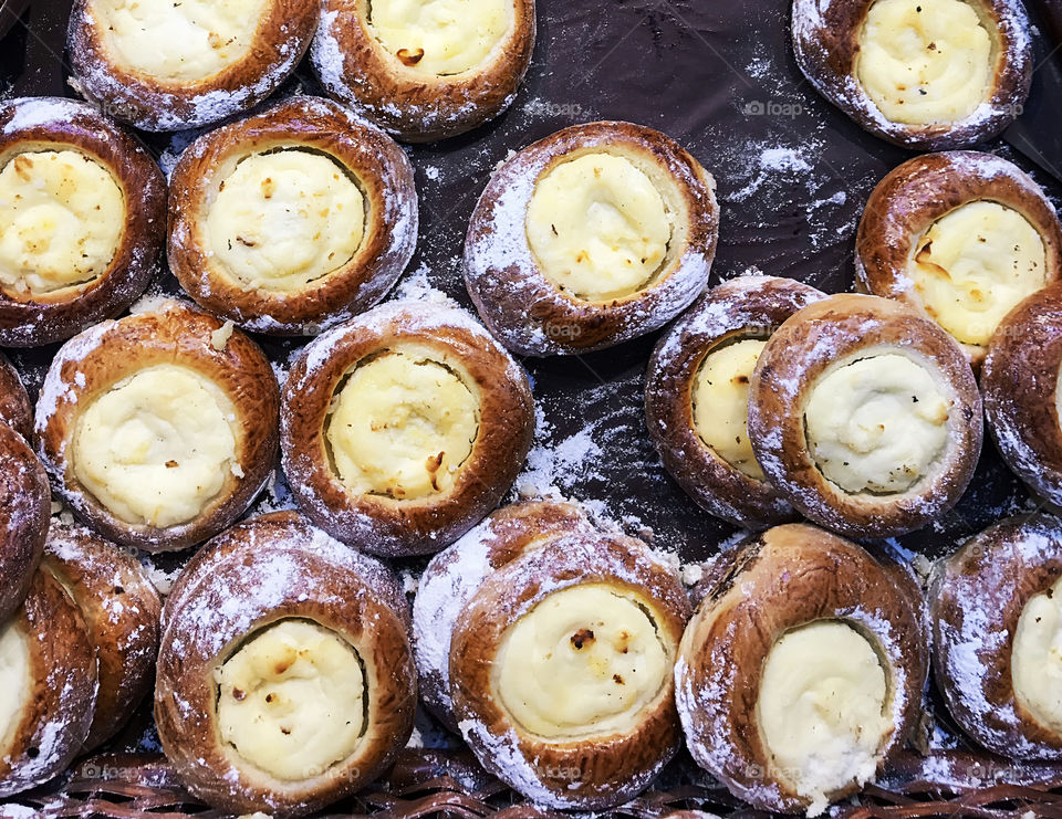 Fresh baked round cheesecakes with sugar powder 