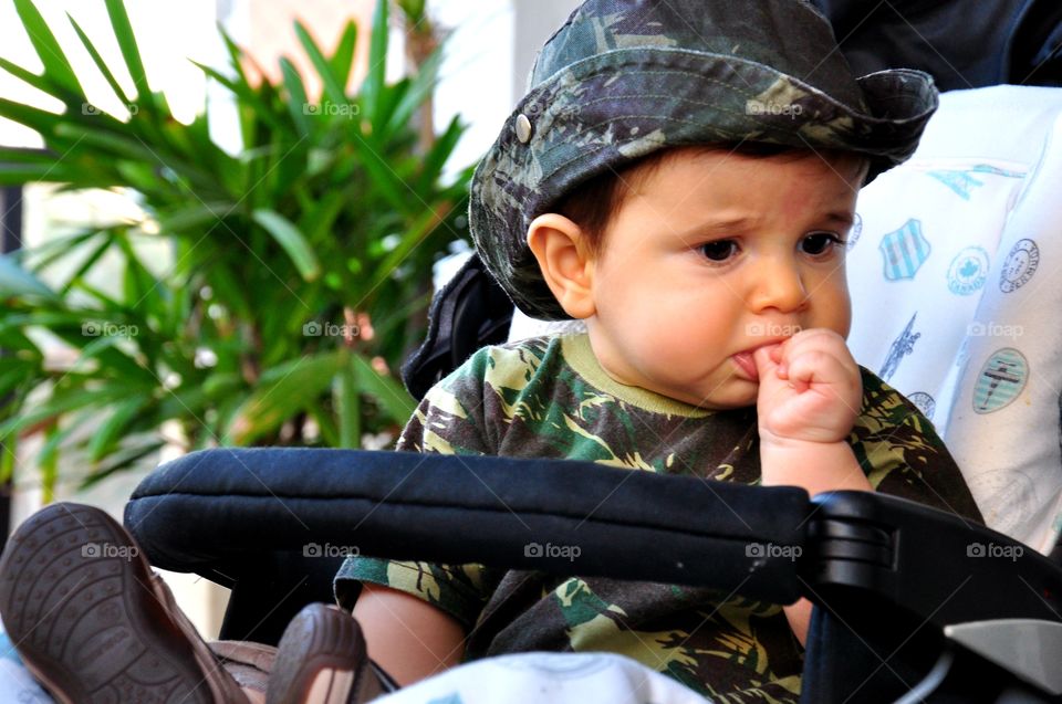 bebê recrutado e preocupado