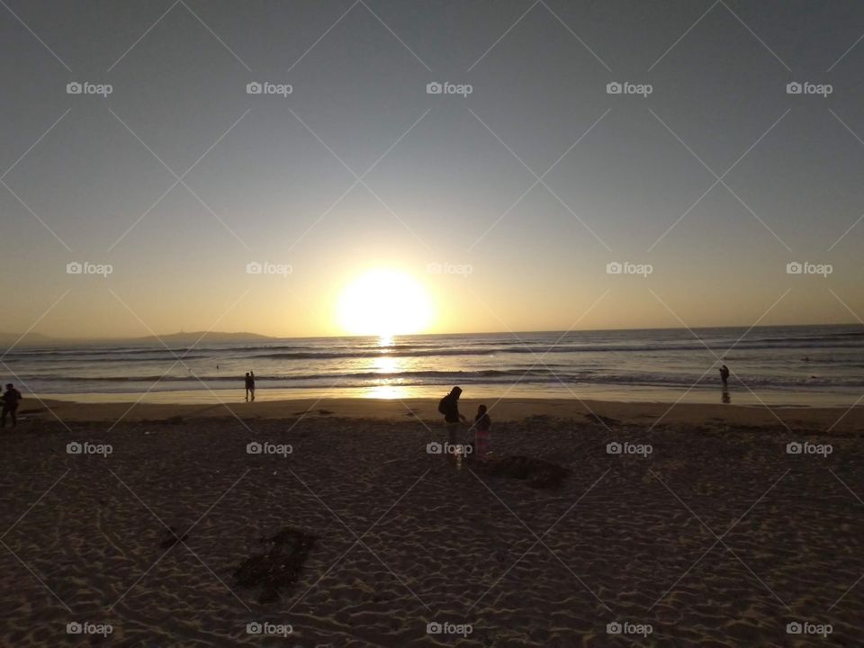 paseando por la playa al atardecer