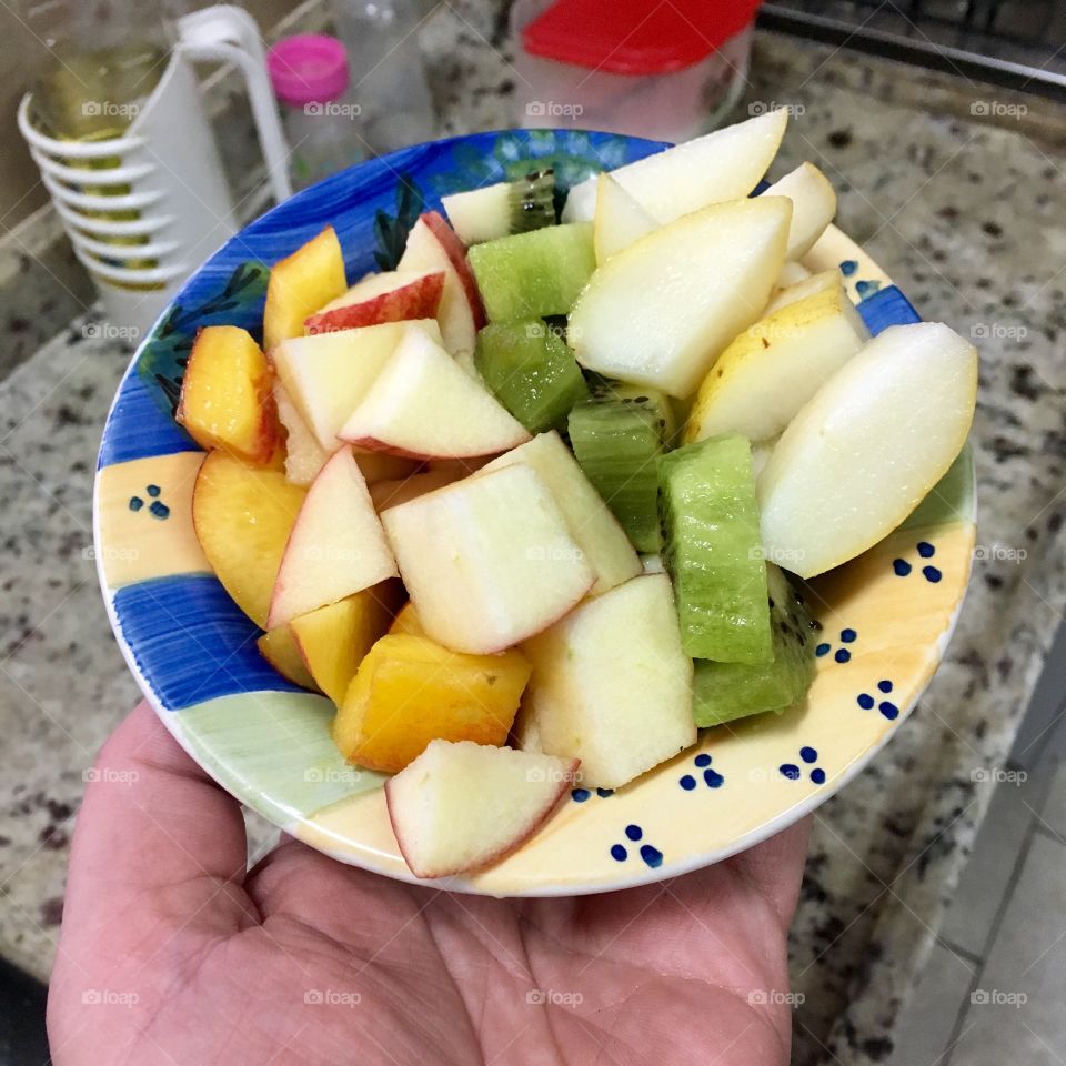 Frutas deliciosas para uma boa digestão: pêra, maçã, pêssego e kiwi. Quem vai querer? 🥝 🍑 🍎 🍐