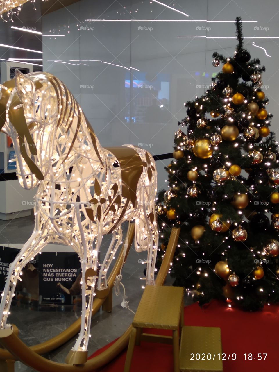 caballo y el árbol de Navidad