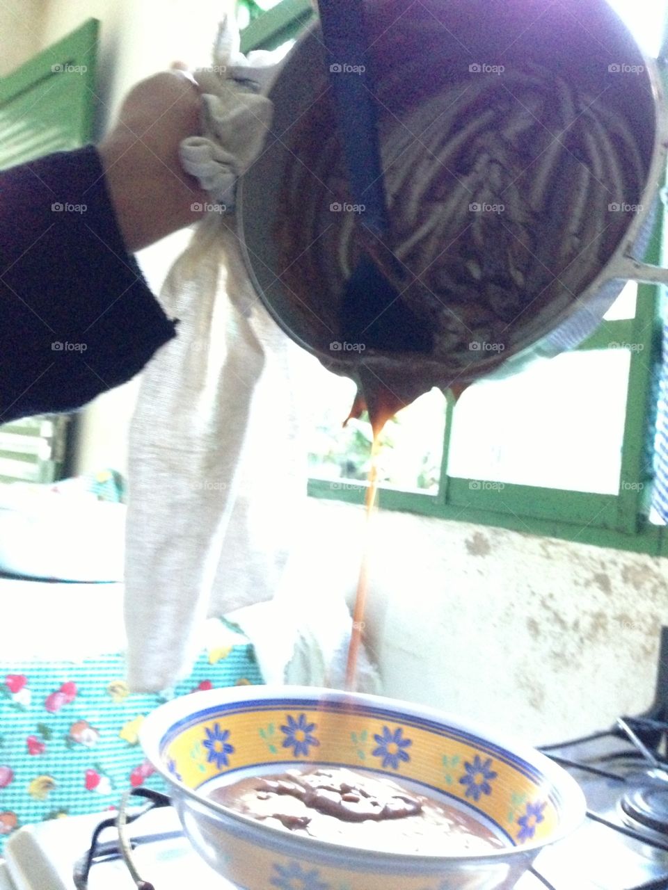 May I hold it and eat the chocolate at the same time, please? 