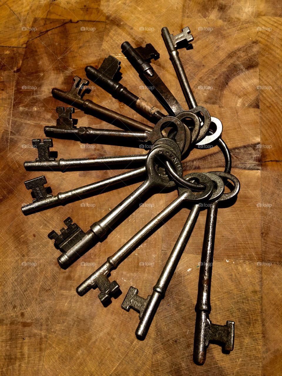 COLLECTION OF OLD SKELETON KEYS
These are laid out so each key is visible so you can see how different some are from the others! It's a great collection.